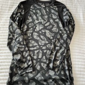 Men’s Nike medium long sleeve crew neck.